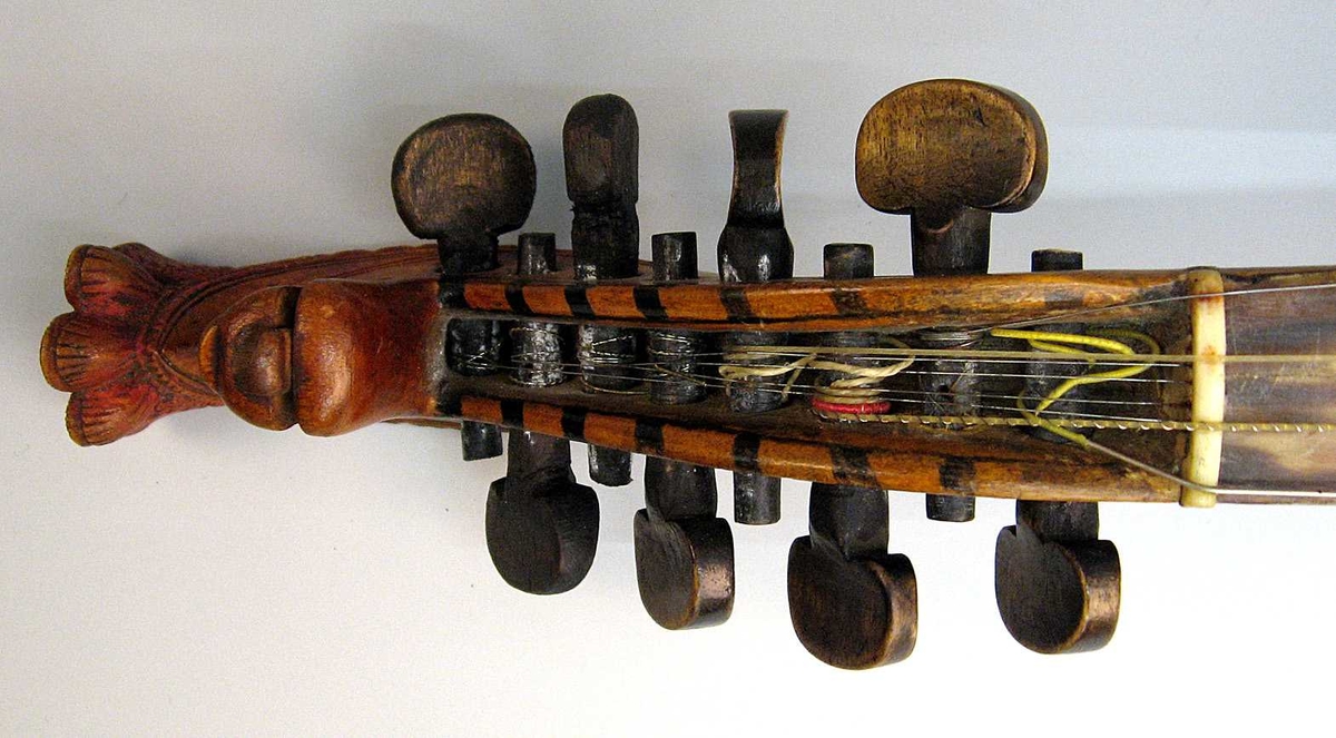 Hardingfele med skrin og boge.