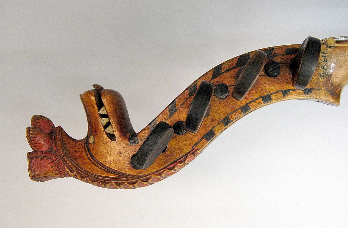 Hardingfele med skrin og boge.