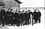 F6 Karlsborg 1945. Vinterövning i Kallax. Flygande personal ur 3. Divisionen. Från vänster: von Craemer, Hoffberg, Forsell, Hallgren, Ahlqvist, Johansson, Kall, Rydheim, Nylin, Nyström, Lundström, Alm, Hilbertsson, Hedén. Albumet är en del av en donation från Karl-Axel Hansson, Karlsborg. Förteckning över hela donationen finns i albumet samt som Word-dokument.