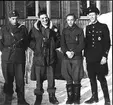 F6 Karlsborg 1945. Kallax feburari. En svensk flygare med vänner från Finland, Amerika och Norge.  Albumet är en del av en donation från Karl-Axel Hansson, Karlsborg. Förteckning över hela donationen finns i albumet samt som Word-dokument.