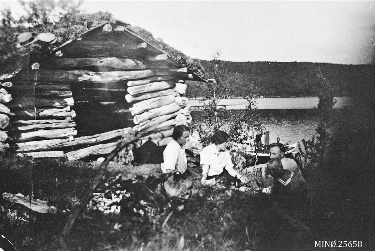 Markløe ved Stor-Djupsjøen. Personene på bildet er: Helga Thune, Ninni Thune Nyaas, Oddmund Nyaas, Oddmund Nyaas, liten gutt