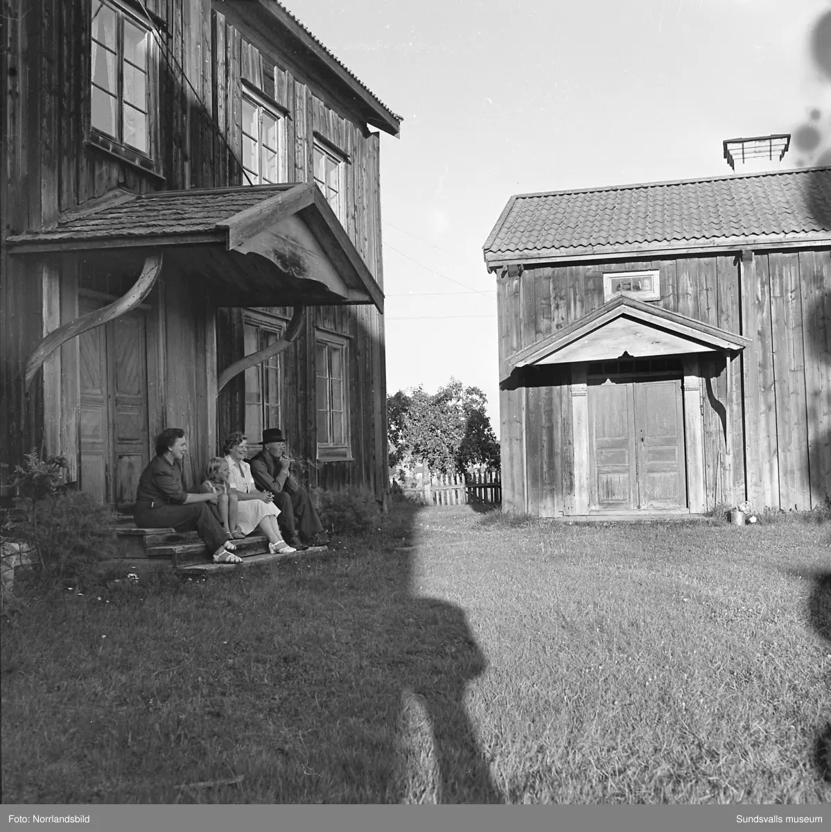 En av de gamla släktgårdarna i Harv som senare (1963) blev lågornas rov då nästan hela Harvs by brann. Petter Nilsson (bild 5 och 6) sköter om gården.