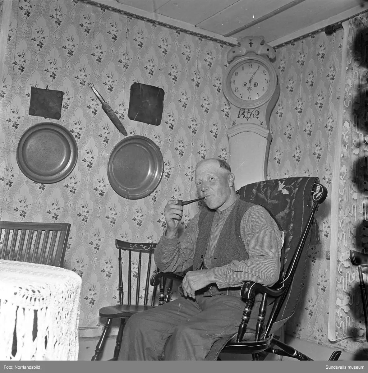 En av de gamla släktgårdarna i Harv som senare (1963) blev lågornas rov då nästan hela Harvs by brann. Petter Nilsson (bild 5 och 6) sköter om gården.