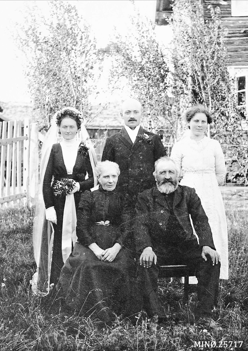 Bryllup i Simensgjelta i Dalsbygda 4/7-1914
Eli Anna Gjelten og Erik Grue. 
Foran fra v: Ragnhilda Elida Anna Gjelten, f. Strand og ole S. Gjelten
Bak fra. v: Eli Anna Grue f. Gjelten, Erik Grue, Anne Knutsdatter Ryen, Bekken