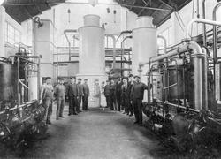 Første kvelstoffanlegget i Lindehuset blir montert.