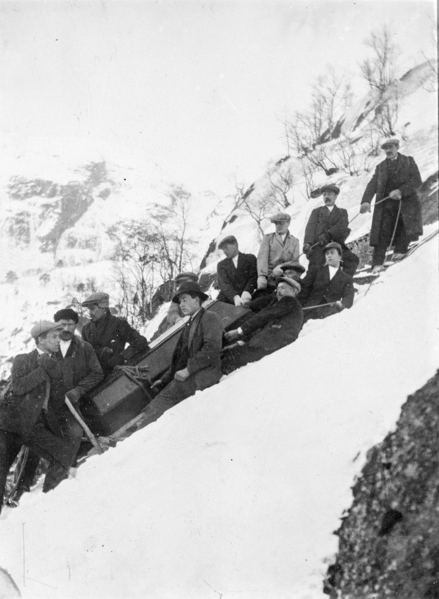 Begravelsefølge frå Kjeåsen på veg til kyrkja i Eidfjord.