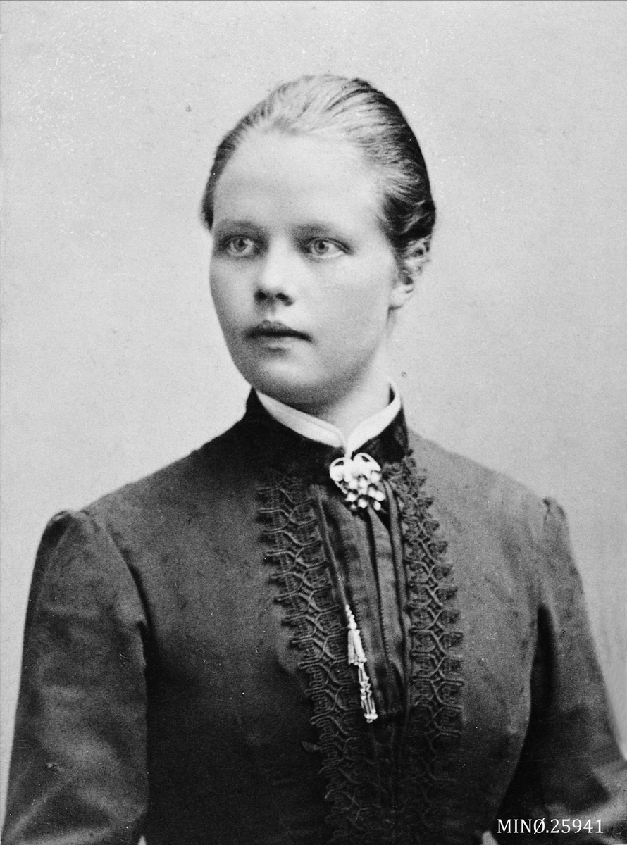 Portrett av kvinne.