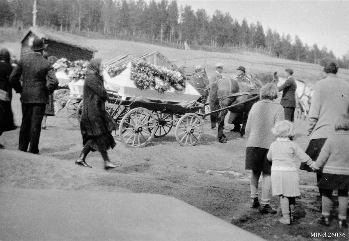 Begravelse, Marit, Oskar og Lars Ryhaug. 