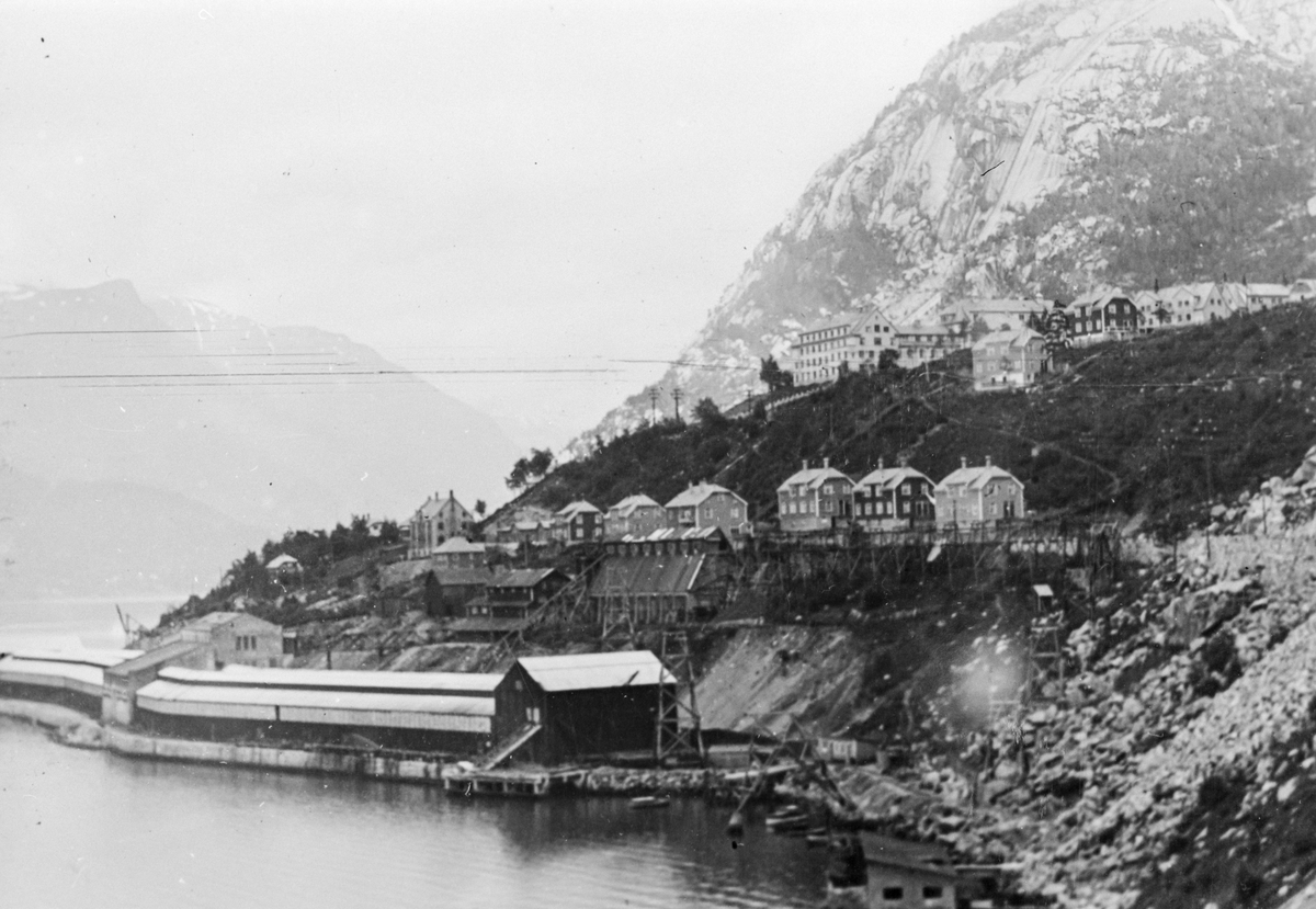 Nitriden framfor området "Verdens Ende" og Tveitahaugen.