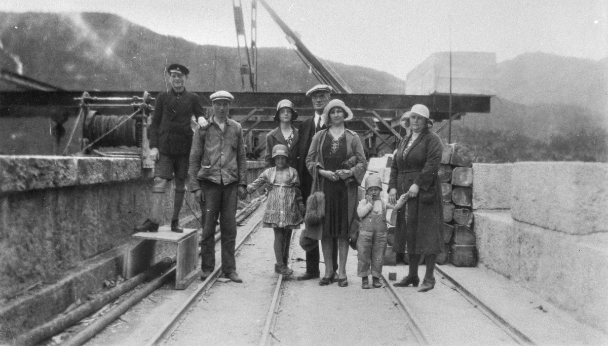 Familietur på demningen i Skjeggedal.
