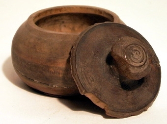 Rund, svarvad burk av björk. Trycklock med rund knopp.