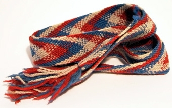 Band, plockade i blått, vitt och rött.