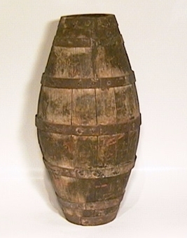 Boj av trä, med konvex form, gjord av 17 trälaggar, smala i ändarna och grövre på mitten. Sju smala nitade järnband. Små runda bottnar av trä.