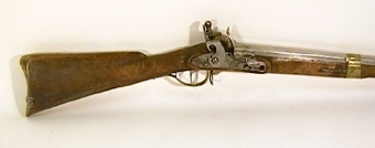 Armégevär med flintlås och räfflad pipa. Piphylsor, v. låsbleck, varbygel och stötbleck av mässing. Ställbart sikte och kolv med snidad slinga på anhållet. Laddstake av järn med mässingsring i knoppen.