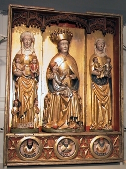 Altarskåp. Skåpets motiv är Den heliga släkten med de tre Mariorna i halvskulptur. 

I mitten sitter en krönt jungfru Maria på tron med Jesusbarnet på knät. till vänster står Maria Kleofas, med sönerna Judas Taddeus, Barnabas, Simon och Jacob den yngre. Till höger står Maria Salome, med sönerna Johannes och jacob den äldre. I medaljonger under sockeln återges kvinnornas respektive män: Josef, Kleofas och Salome. 

Mittskulpturen är krönt och frontalt sittande på tron med grön kudde. Manteln är förgylld med blå insida över en förgylld tunika. Kronan har tinnar och fyra blomformade applikationer. Karnationen är ljus med röda kindrosor och håret brunt. Skorna röda och marksockeln är grön. Barnet sitter på högerknät med ett röd-grönt äpple i handen och är vänt åt sidan. Klädedräkten är försilvrad. 

Den vänstra skulpturen är frontalt stående med ett barn på varje arm och två vid fötterna. Manteln är förgylld med blå insida över förgylld tunika med hermelinmönstrad kant nertill. Vit turban över vitt dok och vitt halslinning. Skon är röd. Marksockeln är grön. Ett barn är naket med äpple i handen och ett barn har röd mantel. Två barn har förgyllda klädedräkter med röda böcker.

Den högra skulpturen är frontalt stående med ett barn på varje arm. Manteln är förgylld med blå insida över en förgylld tunika med hermelinmönstrad kant. Skon är röd. Doket är vitt och halslinningen är vit med ett rött mönster. Ett barn har förgylld tunika med bälte och en uppslagen bok i knät. Det andra barnet har försilvrad tunika och en röd bok.

Skåpets ramverk har en profilerad framkant med bladmetall och blå bemålning. Insidan är röd och utsidan mörkröd liksom sockelns översida. Ryggstycket har en mittnisch, är förgyllt och har glorior ovanför skulpturerna och nertill en röd kant. Masverket är genombrutet och består av krabbor, kölbågar, hängkonsoller och strävpelare som bildar tre nischer över skulpturerna. Gallerverket med tre medaljonger förställer tre frontala halvfigurer skurna i relief med namnvimplar mot en röd bakgrund. Flygeldörrar saknas.