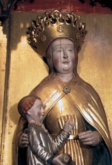 Altarskåp. Skåpets motiv är Den heliga släkten med de tre Mariorna i halvskulptur. 

I mitten sitter en krönt jungfru Maria på tron med Jesusbarnet på knät. till vänster står Maria Kleofas, med sönerna Judas Taddeus, Barnabas, Simon och Jacob den yngre. Till höger står Maria Salome, med sönerna Johannes och jacob den äldre. I medaljonger under sockeln återges kvinnornas respektive män: Josef, Kleofas och Salome. 

Mittskulpturen är krönt och frontalt sittande på tron med grön kudde. Manteln är förgylld med blå insida över en förgylld tunika. Kronan har tinnar och fyra blomformade applikationer. Karnationen är ljus med röda kindrosor och håret brunt. Skorna röda och marksockeln är grön. Barnet sitter på högerknät med ett röd-grönt äpple i handen och är vänt åt sidan. Klädedräkten är försilvrad. 

Den vänstra skulpturen är frontalt stående med ett barn på varje arm och två vid fötterna. Manteln är förgylld med blå insida över förgylld tunika med hermelinmönstrad kant nertill. Vit turban över vitt dok och vitt halslinning. Skon är röd. Marksockeln är grön. Ett barn är naket med äpple i handen och ett barn har röd mantel. Två barn har förgyllda klädedräkter med röda böcker.

Den högra skulpturen är frontalt stående med ett barn på varje arm. Manteln är förgylld med blå insida över en förgylld tunika med hermelinmönstrad kant. Skon är röd. Doket är vitt och halslinningen är vit med ett rött mönster. Ett barn har förgylld tunika med bälte och en uppslagen bok i knät. Det andra barnet har försilvrad tunika och en röd bok.

Skåpets ramverk har en profilerad framkant med bladmetall och blå bemålning. Insidan är röd och utsidan mörkröd liksom sockelns översida. Ryggstycket har en mittnisch, är förgyllt och har glorior ovanför skulpturerna och nertill en röd kant. Masverket är genombrutet och består av krabbor, kölbågar, hängkonsoller och strävpelare som bildar tre nischer över skulpturerna. Gallerverket med tre medaljonger förställer tre frontala halvfigurer skurna i relief med namnvimplar mot en röd bakgrund. Flygeldörrar saknas.