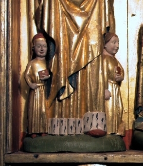 Altarskåp. Skåpets motiv är Den heliga släkten med de tre Mariorna i halvskulptur. 

I mitten sitter en krönt jungfru Maria på tron med Jesusbarnet på knät. till vänster står Maria Kleofas, med sönerna Judas Taddeus, Barnabas, Simon och Jacob den yngre. Till höger står Maria Salome, med sönerna Johannes och jacob den äldre. I medaljonger under sockeln återges kvinnornas respektive män: Josef, Kleofas och Salome. 

Mittskulpturen är krönt och frontalt sittande på tron med grön kudde. Manteln är förgylld med blå insida över en förgylld tunika. Kronan har tinnar och fyra blomformade applikationer. Karnationen är ljus med röda kindrosor och håret brunt. Skorna röda och marksockeln är grön. Barnet sitter på högerknät med ett röd-grönt äpple i handen och är vänt åt sidan. Klädedräkten är försilvrad. 

Den vänstra skulpturen är frontalt stående med ett barn på varje arm och två vid fötterna. Manteln är förgylld med blå insida över förgylld tunika med hermelinmönstrad kant nertill. Vit turban över vitt dok och vitt halslinning. Skon är röd. Marksockeln är grön. Ett barn är naket med äpple i handen och ett barn har röd mantel. Två barn har förgyllda klädedräkter med röda böcker.

Den högra skulpturen är frontalt stående med ett barn på varje arm. Manteln är förgylld med blå insida över en förgylld tunika med hermelinmönstrad kant. Skon är röd. Doket är vitt och halslinningen är vit med ett rött mönster. Ett barn har förgylld tunika med bälte och en uppslagen bok i knät. Det andra barnet har försilvrad tunika och en röd bok.

Skåpets ramverk har en profilerad framkant med bladmetall och blå bemålning. Insidan är röd och utsidan mörkröd liksom sockelns översida. Ryggstycket har en mittnisch, är förgyllt och har glorior ovanför skulpturerna och nertill en röd kant. Masverket är genombrutet och består av krabbor, kölbågar, hängkonsoller och strävpelare som bildar tre nischer över skulpturerna. Gallerverket med tre medaljonger förställer tre frontala halvfigurer skurna i relief med namnvimplar mot en röd bakgrund. Flygeldörrar saknas.