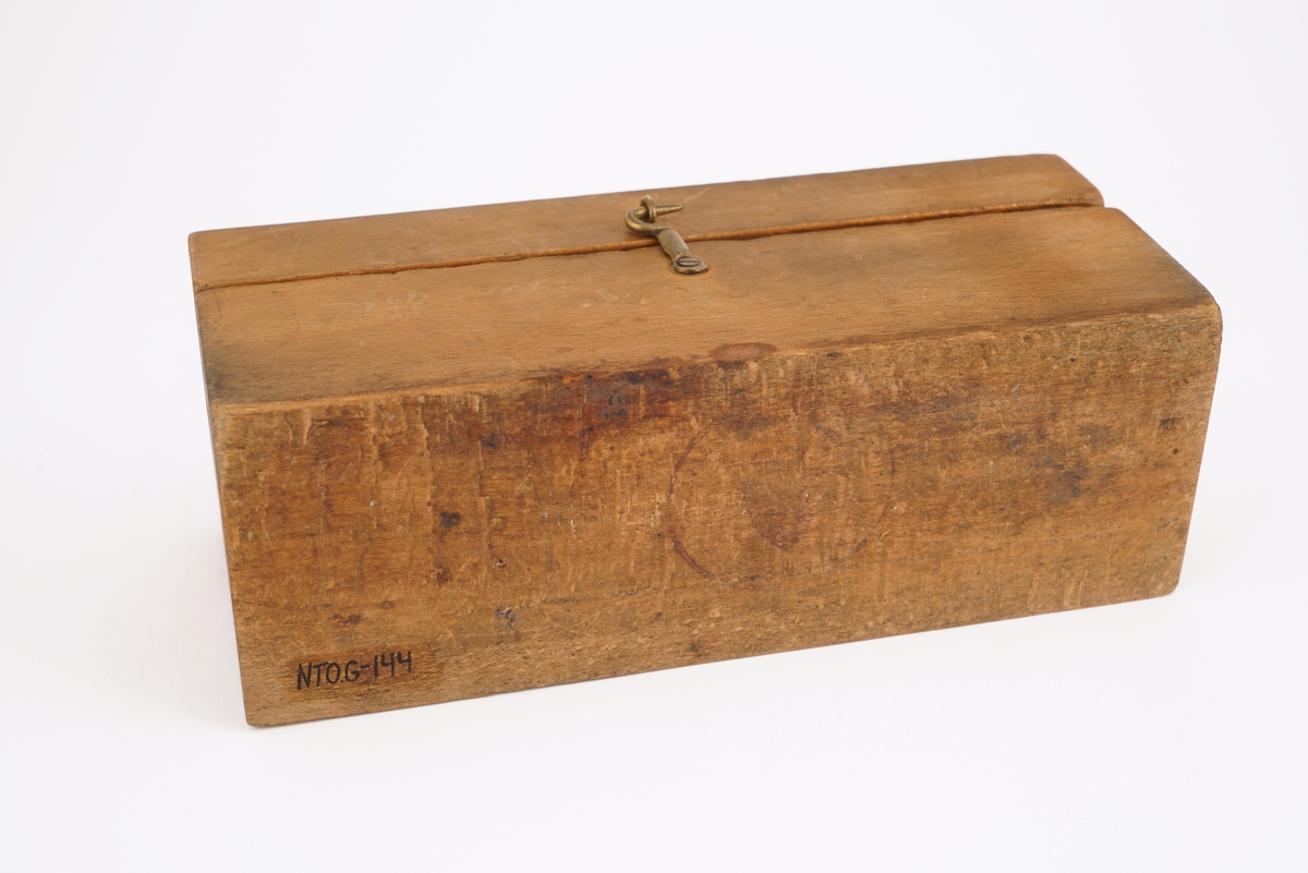 Trekassett inneholdende 10 stk. lodd. Loddene angitt i kg og g.
Loddsamlingen inni er ikke komplett. Seks av loddene er antagelig originale. Fire av loddene har antagelig ikke opprinnelig tilhørt denne esken da de har et annet utseende/annen utforming.