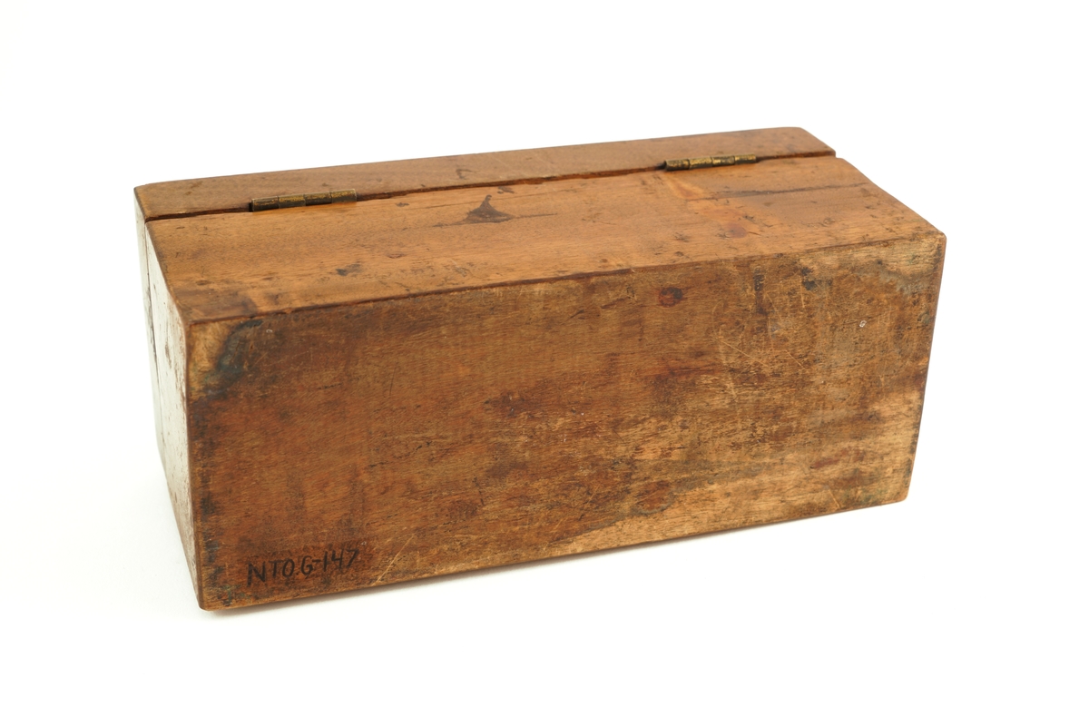 Trekassett inneholdende 12 stk. lodd. Angitt i kg og g. Komplett sett.