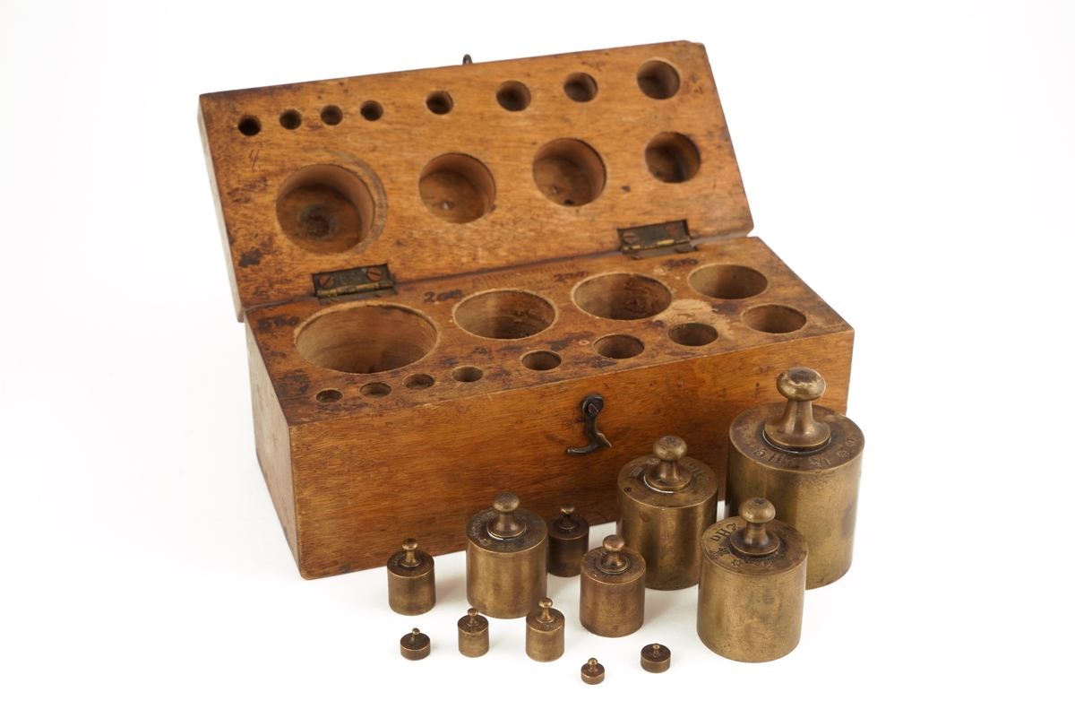 Trekassett inneholdende 12 stk. lodd. Angitt i kg og g. Komplett sett.