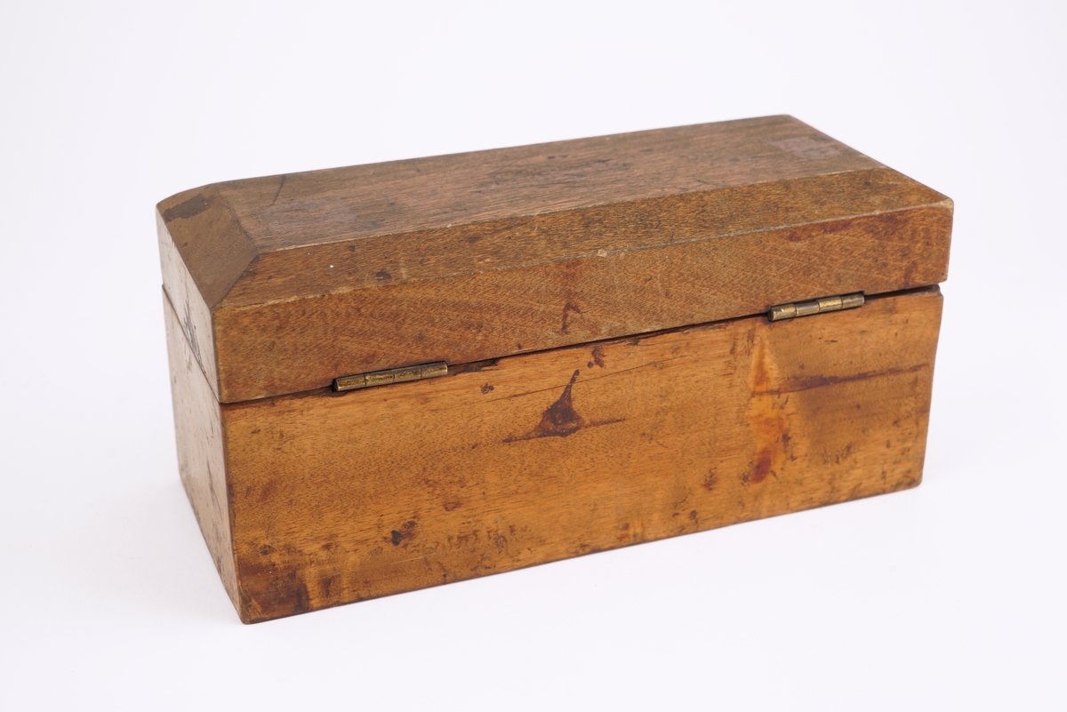 Trekassett inneholdende 12 stk. lodd. Angitt i kg og g. Komplett sett.