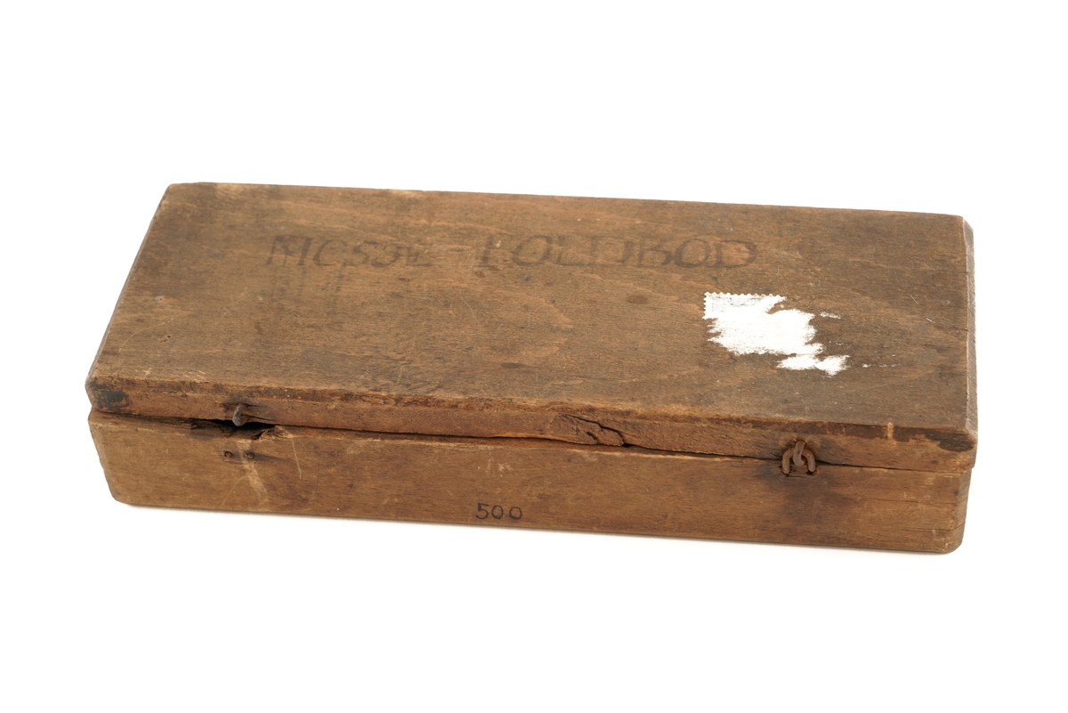 Loddkasse  med lokk av tre, og med 9  lodd av messing. Det minste mangler.