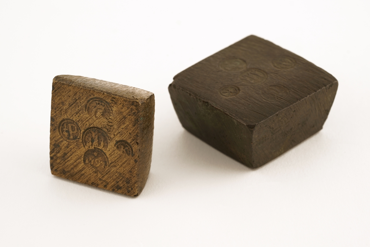 Loddkasse  med lokk av tre, og med 9  lodd av messing. Det minste mangler.