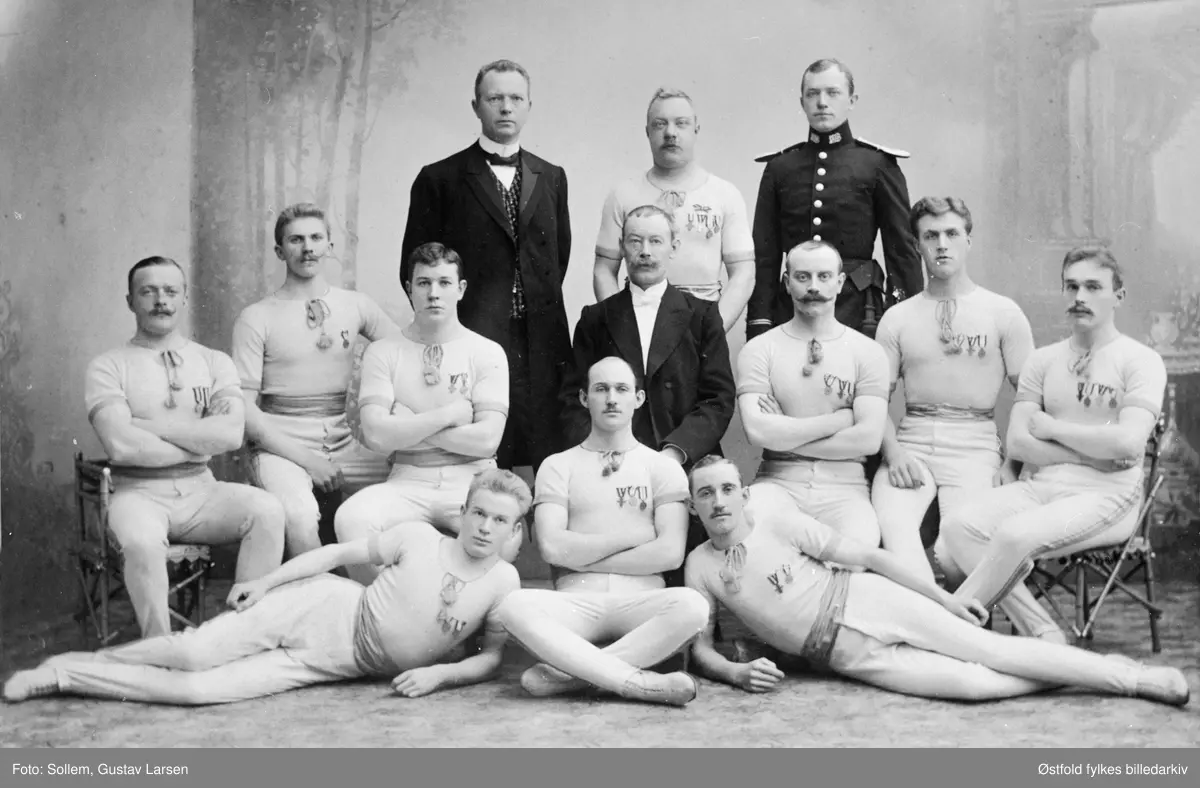 Fredrikshalds Turnforenings deltakere ved det 6. nasjonale turnstevne på Hamar 19.-22.mai 1907.

Foran fra v.: N. Petersen, E. Pedersen, P. Pedersen.
Midterste rad fra v.: 
H. Damm Eriksen, O. Bjørneby, Chr. Ahlsen, Herm. Larssen (formann), S. Johansen, H. Hansen, V. Sundling. 
Bakerst: 
Edvard Sem, Chr. Møller (overturner), J.A. Gjems.  

Edvard Sem (1859-1946) var en av pionerene i norsk turnsport. I 1879 var han medstifter av Fredrikshalds Turnforening og mellom 1890 og 1899 visepresident i Norges Gymnastik- og Turnforbund. I 1886 tok hant initiativet til Norges første landsturnstevne, som ble avholdt i Halden samme år. (Svendsen 2004:109)