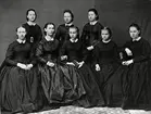 Gruppbild på elever, Rostad omkring 1870. Fotografi ur fröken Natalia Uddenbergs sterbhus 1931.