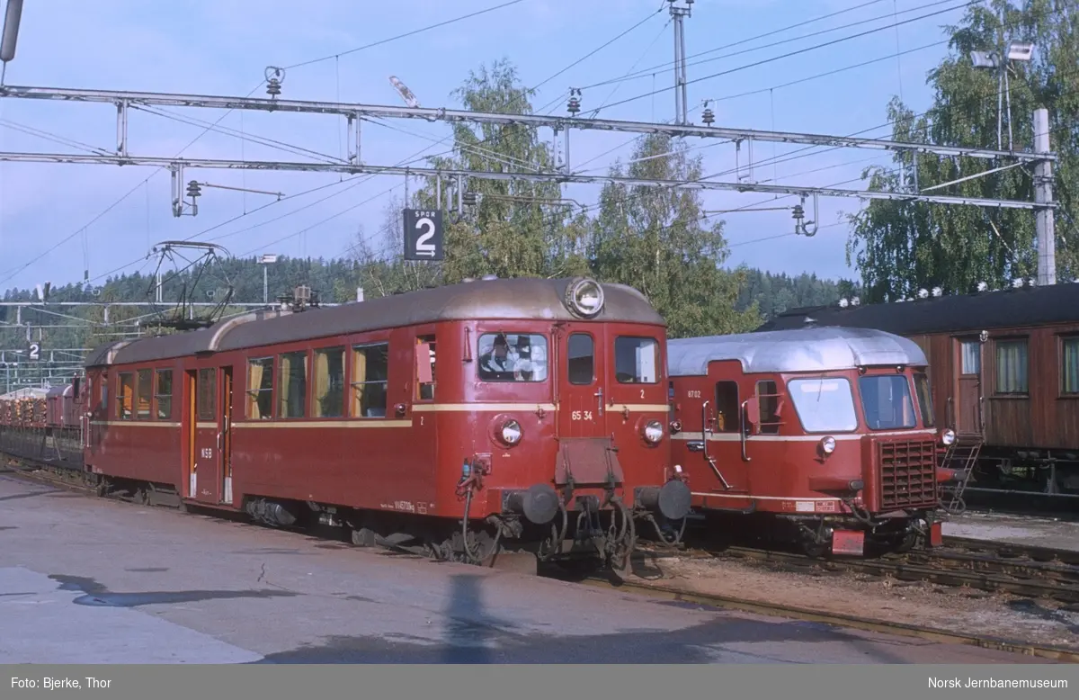 Motorvogn BM 87 02 i persontog 265 Roa-Hønefoss og BM 65 34 i persontog 1824 Ål-Hønefoss etter ankomst Hønefoss stasjon