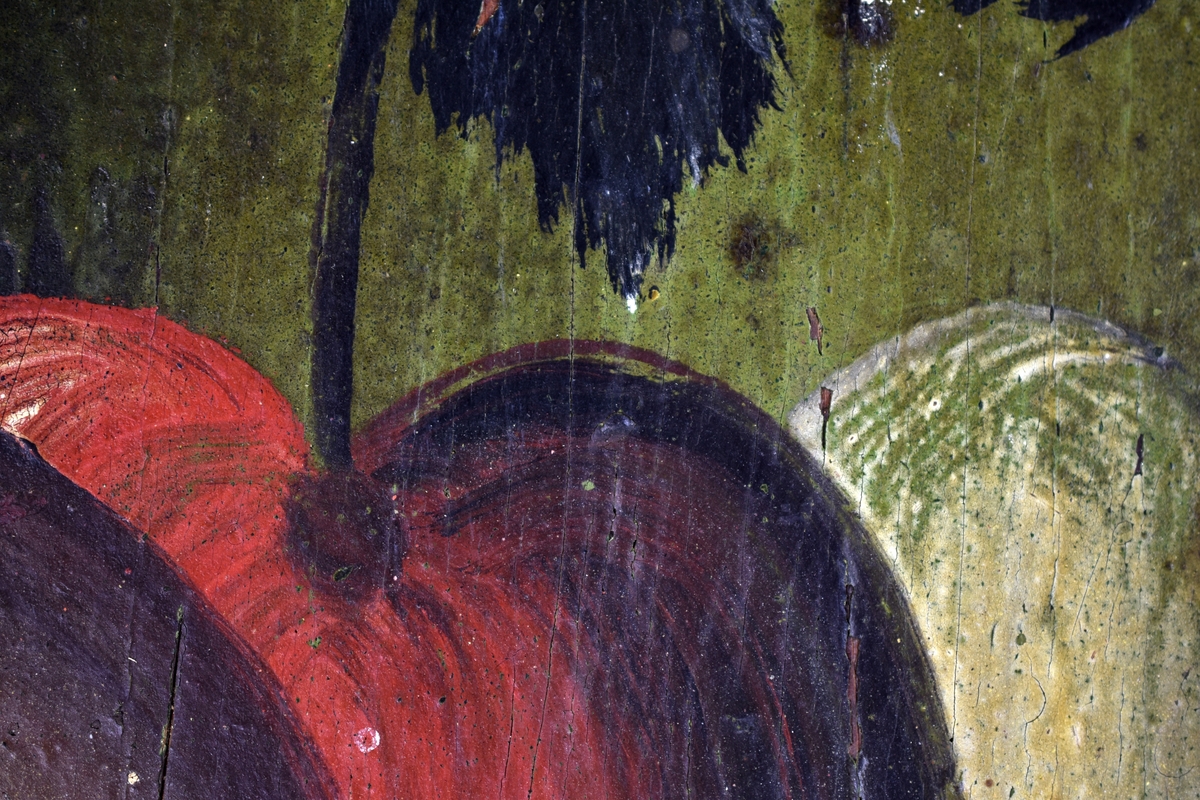 Rektangulär fyllning till skåpsdörr. Röd kant runt dörrfälten där en skål med tre äpplen är avbildade.