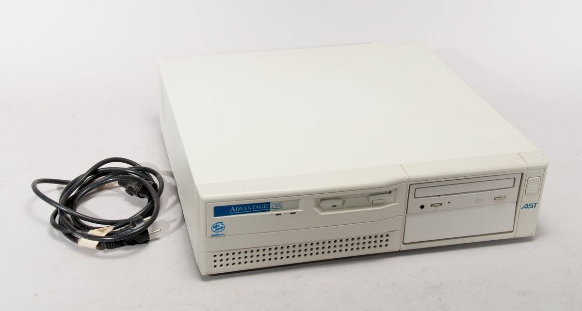 Dator AST Advantage 7302, 120 MHz Intel Pentiumprocessor, 1,2 GB Hårddisk, 16 MB EDO RAM, 1 st 3,5 floppydiskstation, 1 st 8x CD ROM enhet, 256 KB 2nd level Pipe, MPEG player, 16-bit audio/Mic/Speaker, Fax/data/voice modem.
Typ 145.