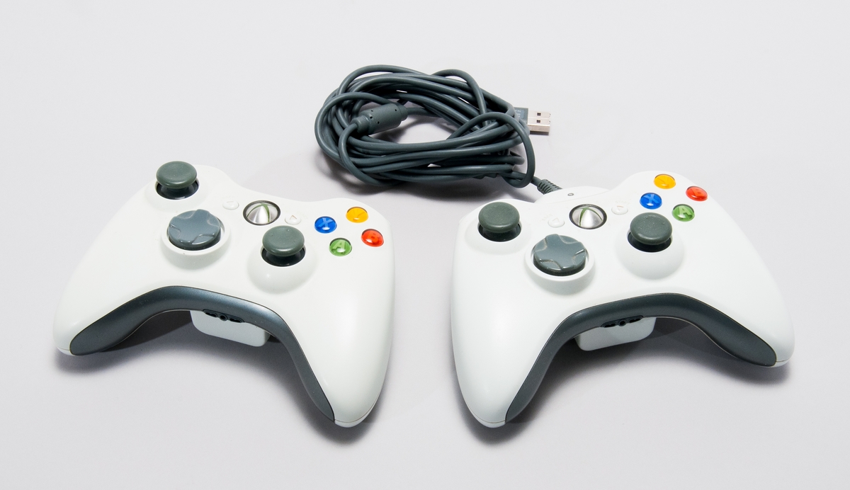 Två spelkontroller XBOX 1769-004, FCC id: C3K-WKS 368, nr:05880027654545 respektive 05880016955543, + 2st kablage.