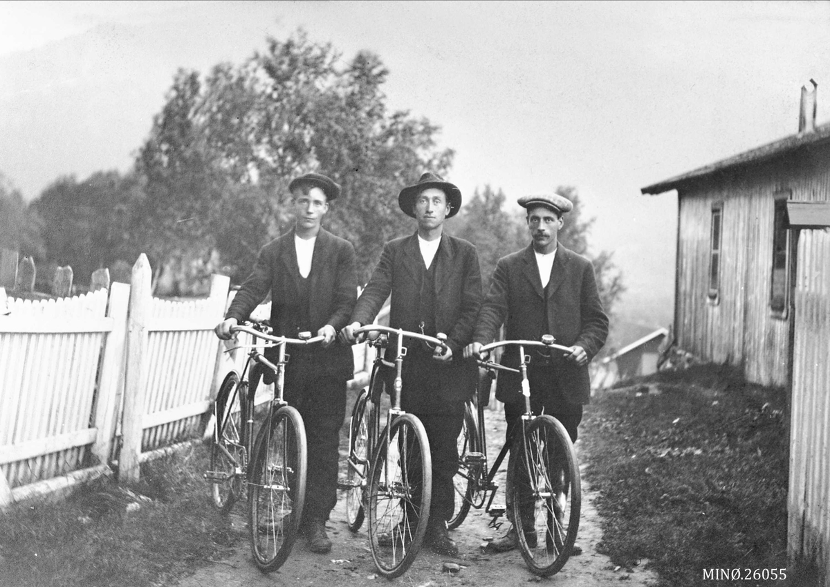 3 menn med hver sin sykkel. 