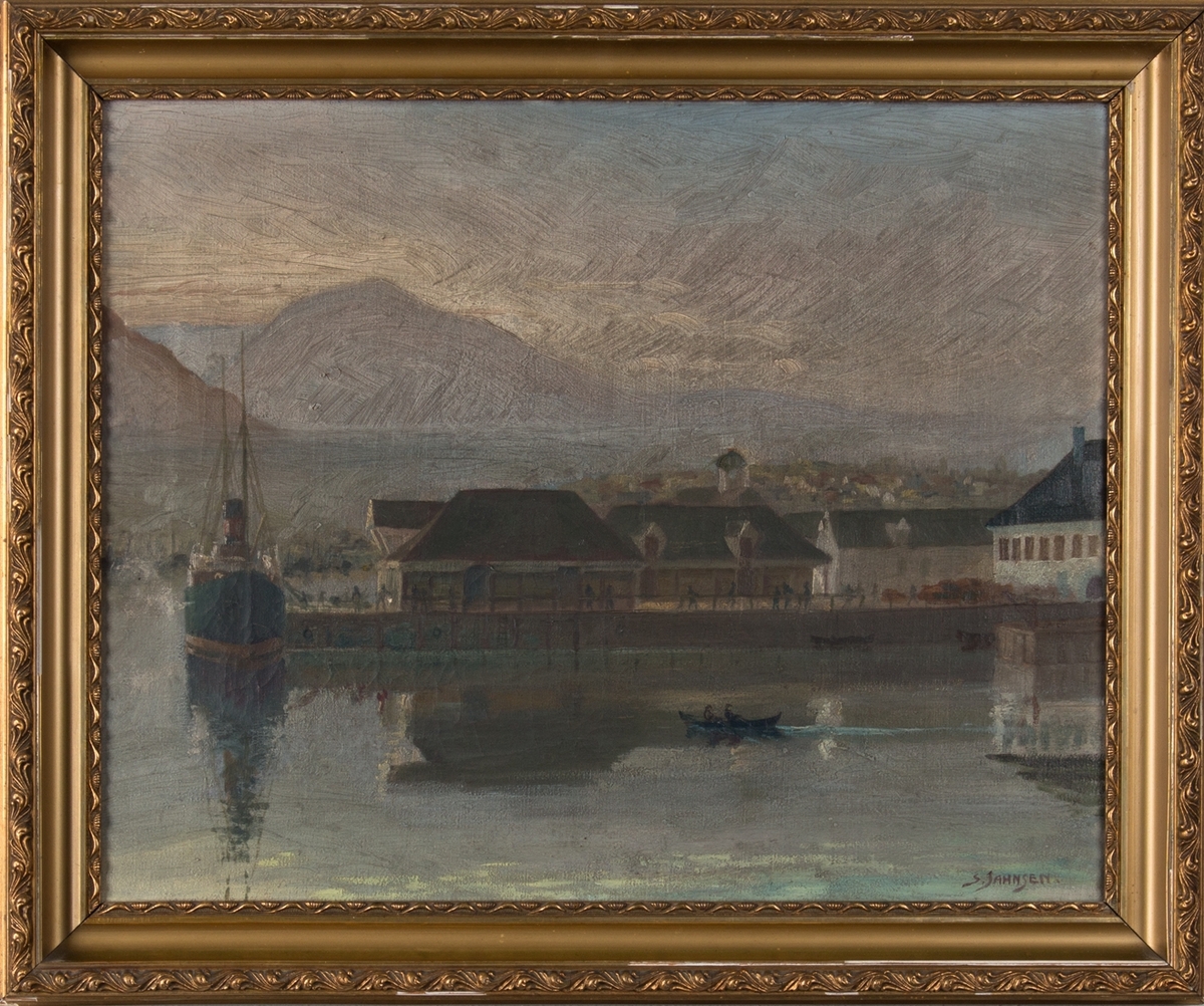 Oljemaleri med havnemotiv fra Bergen havn, Tollboden. Ser kai og pakkhus og ett av Fylkesbåtanes dampskip ved kai samt en robåt med to personer i forgrunn. I bakgrunn sees fjellene Løvstakken og Lyderhorn.