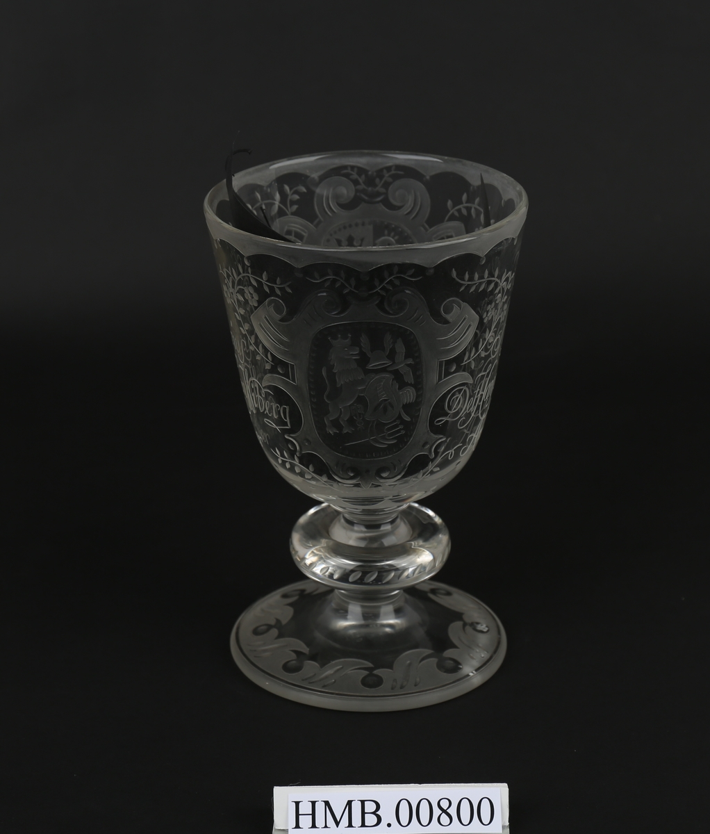 Pokal i glass gitt til daværende direktør ved Det Hanseatiske museum, Christian Koren Wiberg.