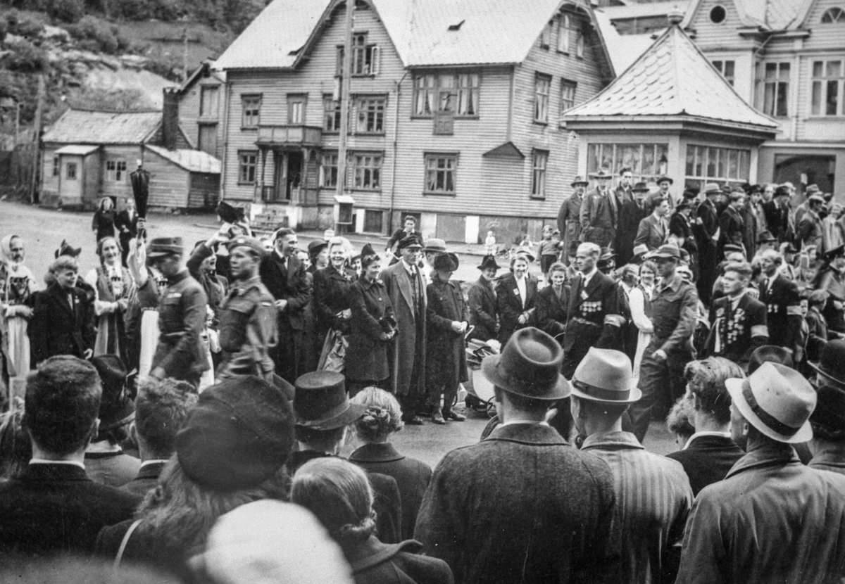 Tog gjennom gatene i Odda fredsdagane 1945.