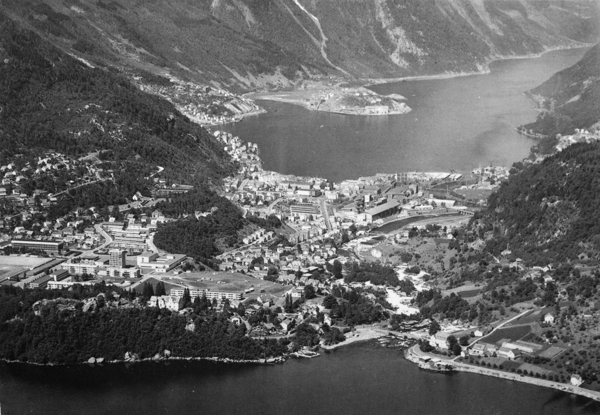 Flyfoto av Odda sett frå sør, sør-aust