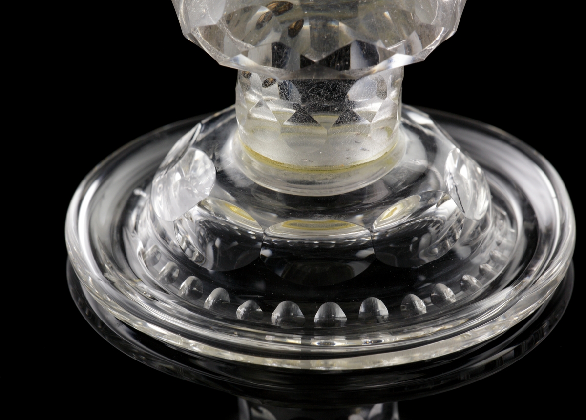 Pokal av glas. Lock saknas. 
Graverad dekor av kungligt spegelmonogram: "FR"* i kartusch under krona. 

*"FR" (Fredericus Rex= Fredrik I av Sverige, reg. 1720-1751).