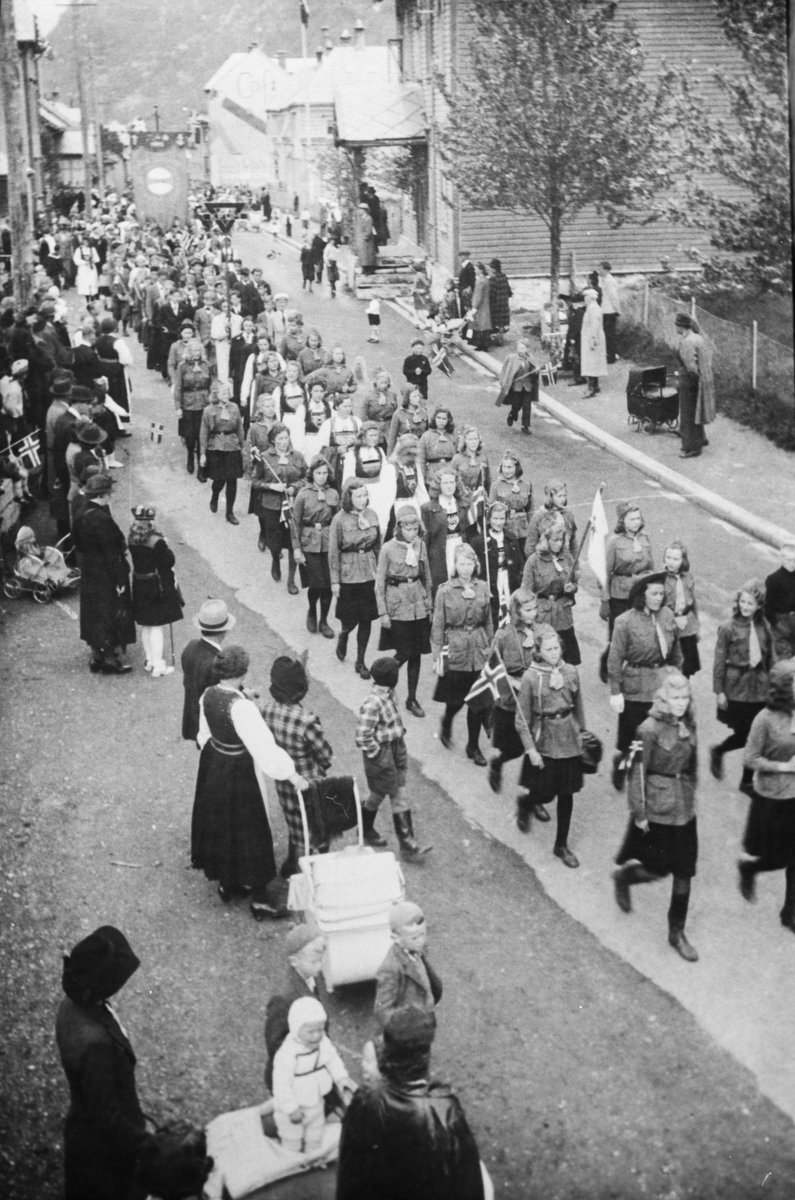 Speidarar i 17. mai tog 1945