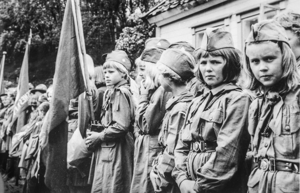 Speidarar ved åpninga av kretsleiren i Sveio i 1958. -Kraftmuseet ...