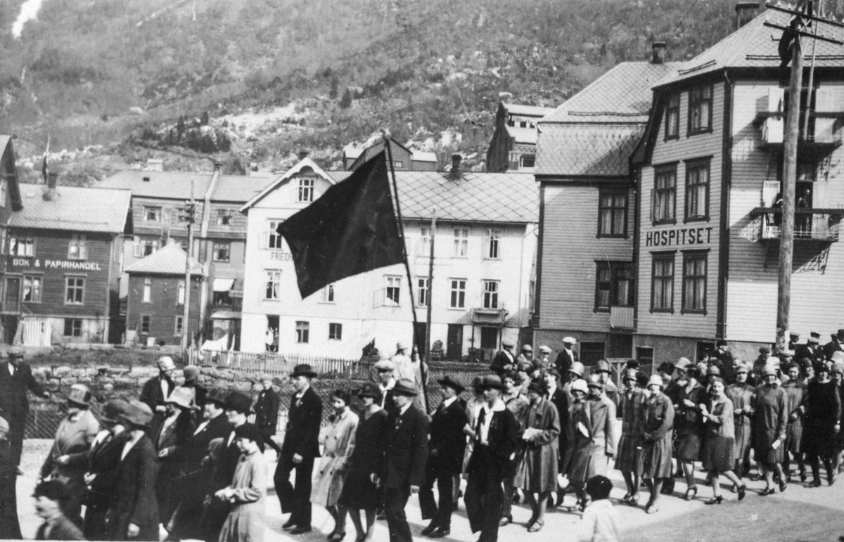 Kommunistpartiet i 1. mai-tog gjennom Odda