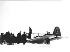 F6 Karlsborg 1946. Nödlandning med B17 17304 vid Glommersträsk pga. dåligt väder under navigeringsflygning. Flygförare:fänrik Wallin, flygsignalist furir Rydberg. Inga personskador. Albumet är en del av en donation från Karl-Axel Hansson, Karlsborg. Förteckning över hela donationen finns i albumet samt som Word-dokument.