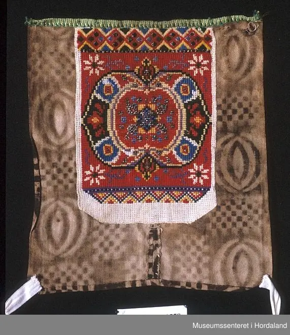 dragesaum øvst, under kvarde, i raudt, grønt.