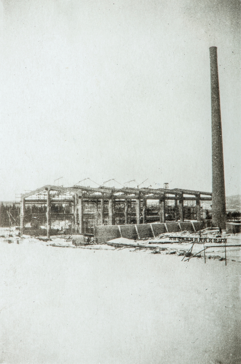 Byggingen av Hamar stålverk, Hamar staalverk. Martinverket, Hamar Staalverk. Støpingen er tildels ferdig.Martodden, Birkebeinerveien 21, Hamar. 
