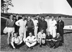 F6 Karlsborg 1946. Segelflygskurs 13-29/5 på Flugebyfältet ca 5 km norr Karlsborg. Stående från vänster: Engzell, Lundgren, Alm (chef), Persson, Göransson (lärare), Norberg, Johansson, Lantblom, Möller, Ådhammar. Sittande från vänster: Lanmark, Norrbom, PA Persson (lärare), Roos, Arnstorp. Albumet är en del av en donation från Karl-Axel Hansson, Karlsborg. Förteckning över hela donationen finns i albumet samt som Word-dokument.