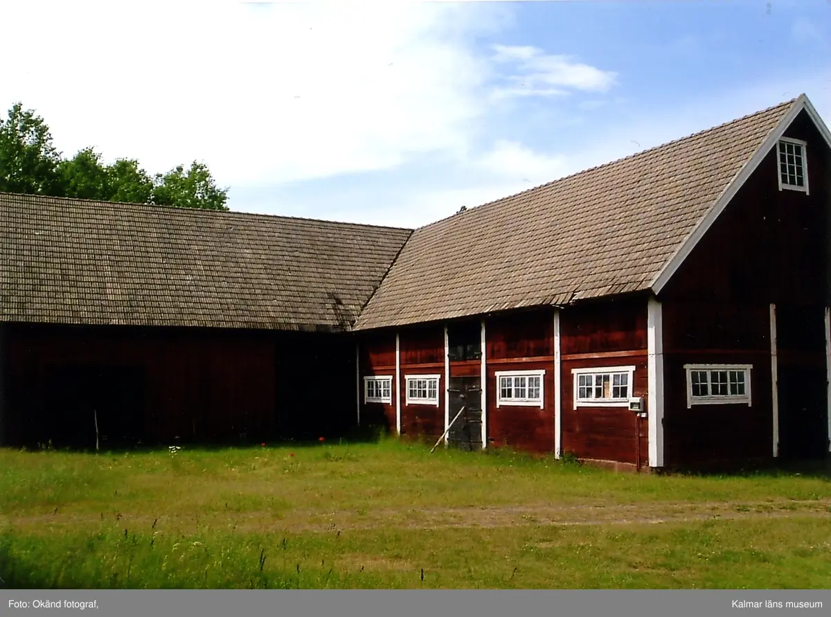 Mangårdsbyggnad och uthus på gården Rugstorp 1:13.