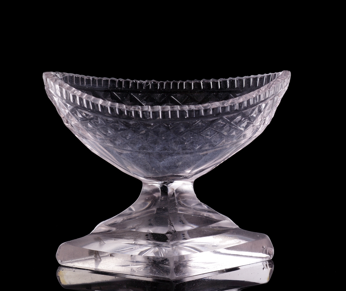 Saltkar av glas.
Båtformad modell med bl a diamantslipad dekor.