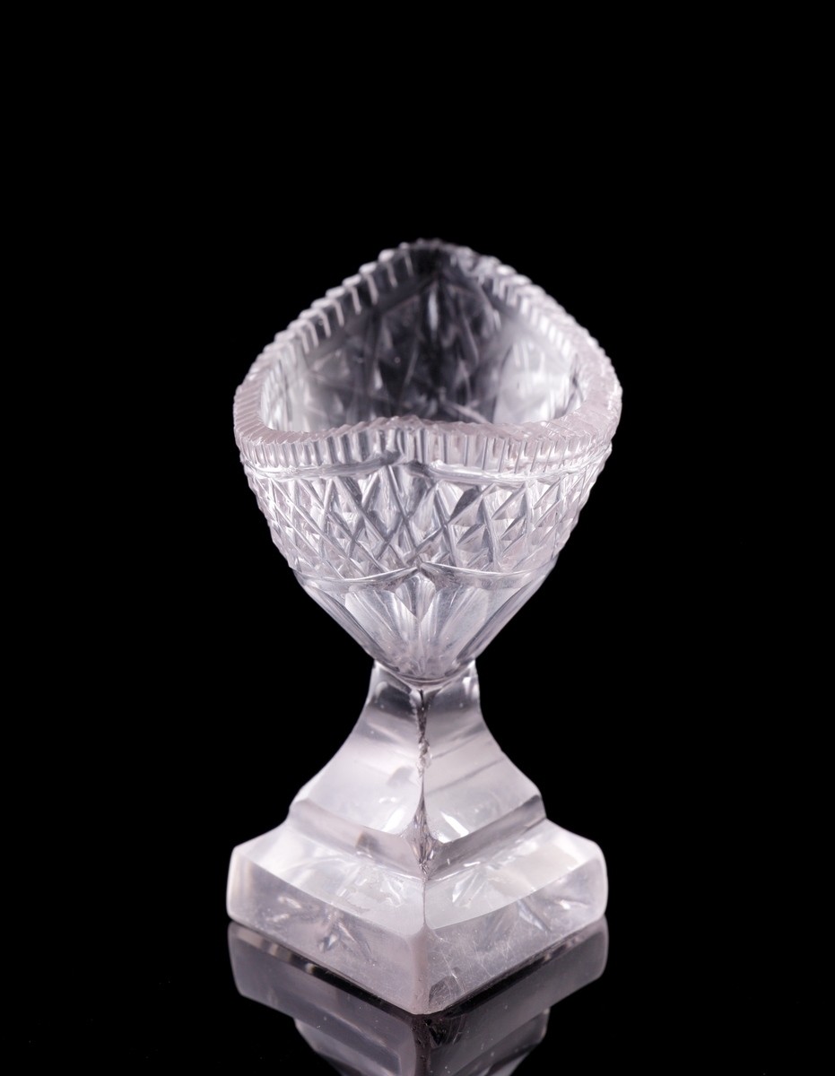 Saltkar av glas.
Båtformad modell med bl a diamantslipad dekor.