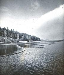 Svart-vitt foto. Oljelänsor av plast.